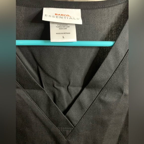 Scrub top size large - Picture 2 of 8